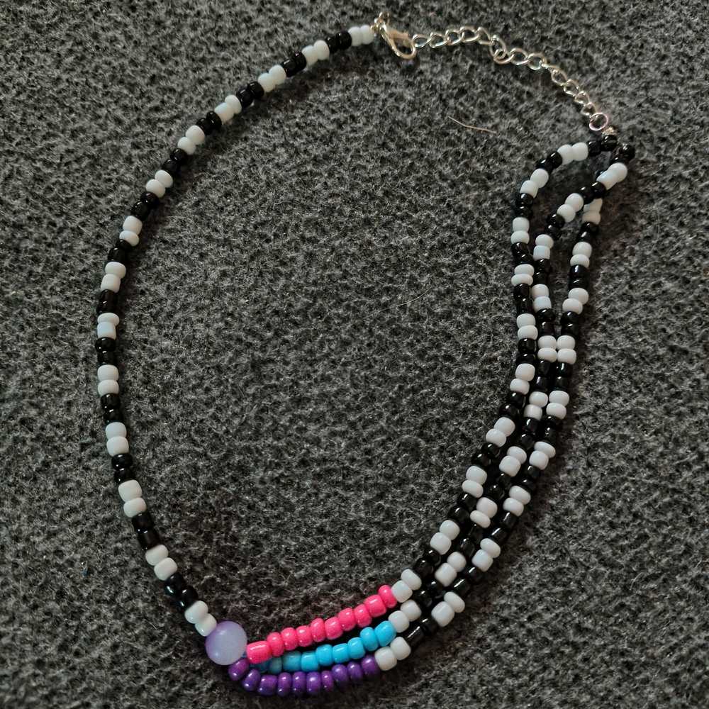 Elegant Black and White Beaded Necklace with Striking Contrast